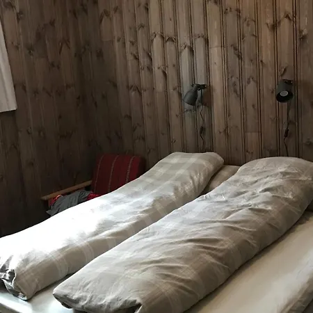 12 Person In Skare-by Traum * Skare